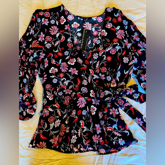 Banana Republic NWT wrap blouse, floral pattern, 3/4 puffy sleeves elastic ends - Picture 1 of 5